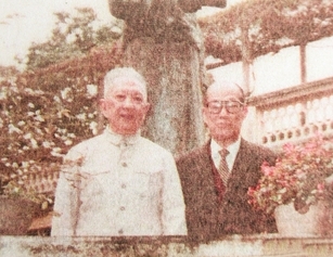 抗戰(zhàn)時期兩位景堂人八十年代重逢合影（左起：李文象、張大年）。
