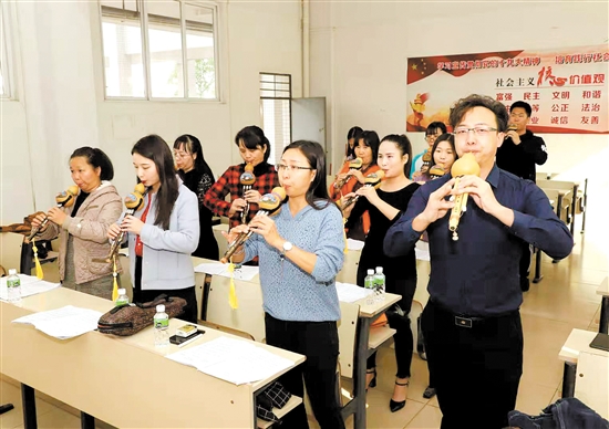 譚濤在認(rèn)真教學(xué)。