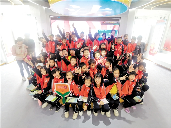 ▲恩城中心小學(xué)（東安校區(qū)）學(xué)生開(kāi)心參加研學(xué)活動(dòng)。