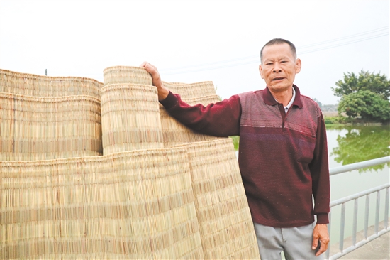 馬銳源與他編織的草席。