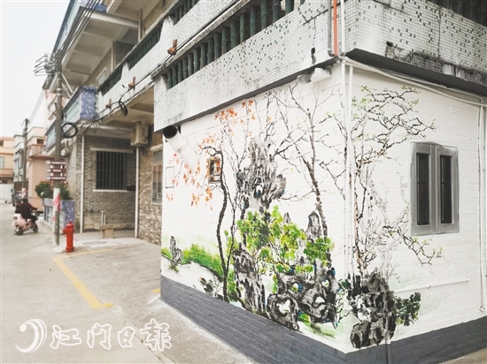 陳山村牌坊進(jìn)來沿途的民居都具有“藝術(shù)細(xì)胞”，墻繪十分搶眼。