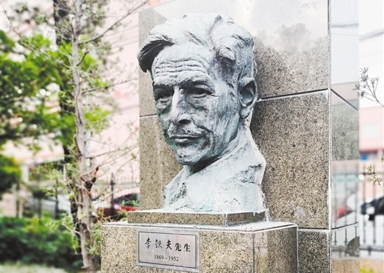位于鐵夫畫閣的李鐵夫雕像。