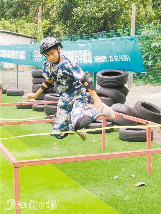 選手在進行越障訓練。