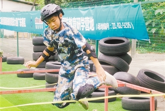 選手在進(jìn)行越障訓(xùn)練。