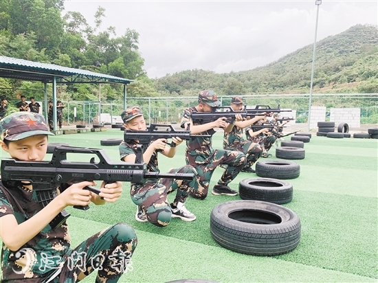 小營員們集體進行45米跪姿射擊訓(xùn)練。