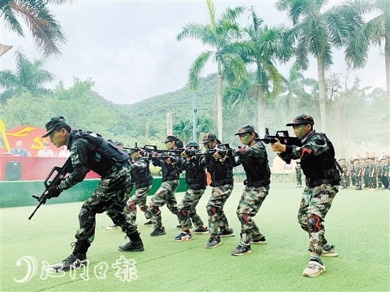 教官率優(yōu)秀選手上演《獵鷹出擊》。