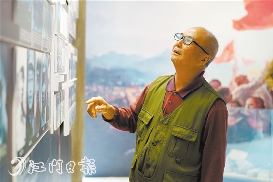 胡浩然在認(rèn)真觀看歷史墻。