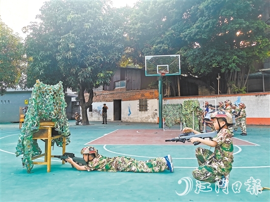學(xué)生分為紅藍(lán)兩隊(duì)在操場上模擬軍事對抗。