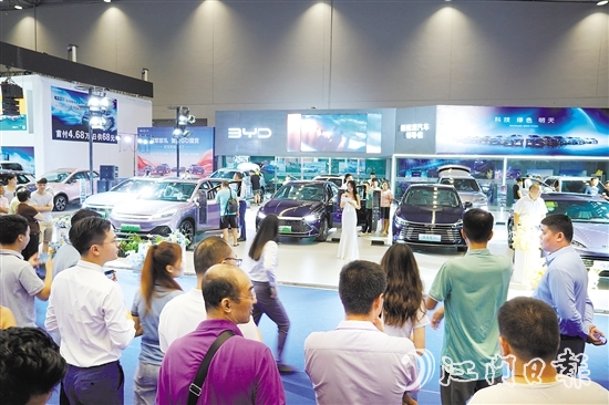 到車展現(xiàn)場(chǎng)看車購車的市民絡(luò)繹不絕。