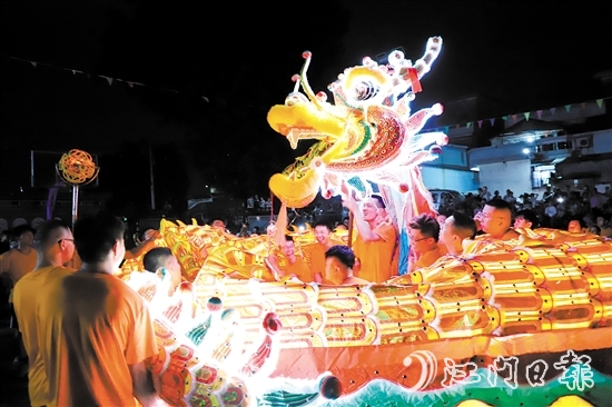 在鶴山市桃源鎮(zhèn)錢塘村舉行的彩龍游村活動上，村民舞動彩龍，非常熱鬧。