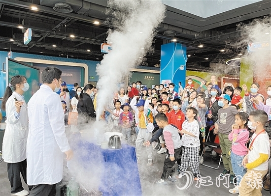 區(qū)科技館舉辦有趣生動(dòng)的科學(xué)實(shí)驗(yàn)，給孩子們留下了美好的回憶。
