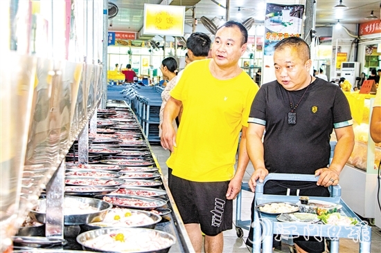 在五洞村，牛肉美食琳瑯滿目，任君挑選。