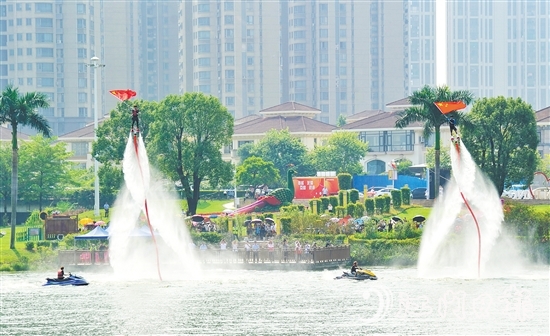 “慶國(guó)慶·水舞錦江”錦江水秀為廣大市民、游客送上了精彩的水上特技視覺(jué)盛宴。