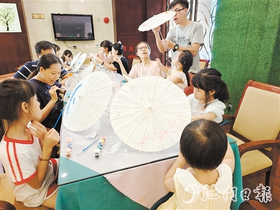 山泉灣溫泉的DIY油紙傘彩繪活動(dòng)吸引了不少市民、游客參與。