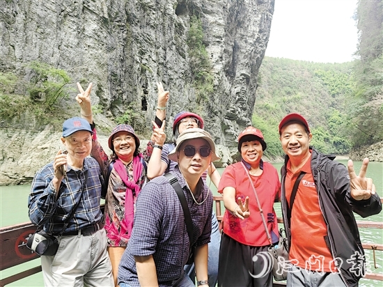 團(tuán)友到神龜峽游玩。