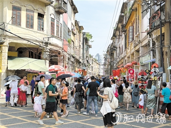 長堤歷史文化街區(qū)游人如織。