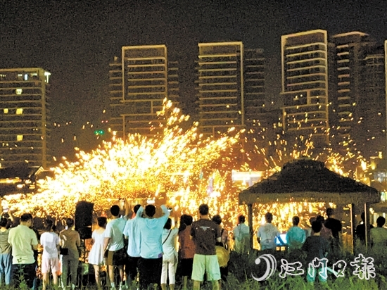 江門古勞水鄉(xiāng)景區(qū)非遺打鐵花表演。