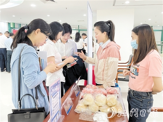 參會人員體驗數(shù)字人民幣App。