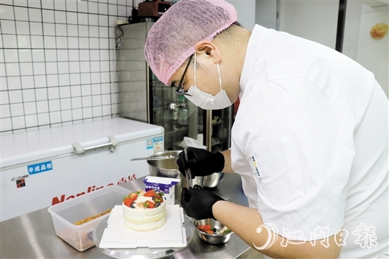 黃永釗在店里制作蛋糕。