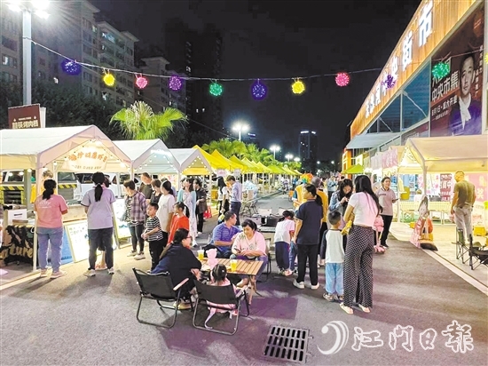 夜幕降臨，霓虹閃爍，市民穿行于集市，邊逛邊吃，享受著夜晚的悠閑時(shí)光。