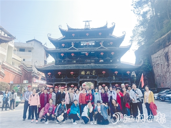 重慶純玩雙飛5天之旅首發(fā)團(tuán)合影留念。