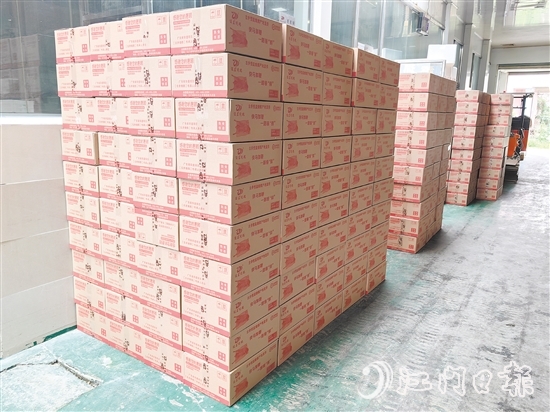 “雙11”商家加班加點(diǎn)打包、發(fā)貨。