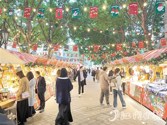 佛山嶺南天地集市統(tǒng)一圣誕主題設計，十分吸睛。