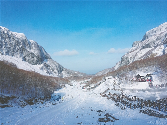 冰雪親子游是寒假、春節(jié)旅游的特色產(chǎn)品。