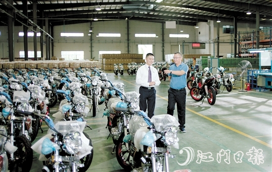 江門農(nóng)商銀行工作人員到企業(yè)了解情況。