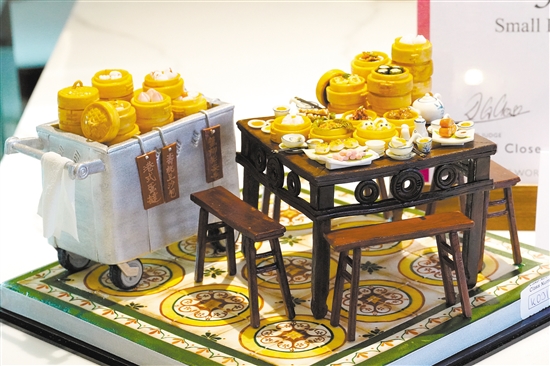 陳淑婷創(chuàng)作的“廣東傳統(tǒng)茶點文化”翻糖蛋糕作品獲得金獎。