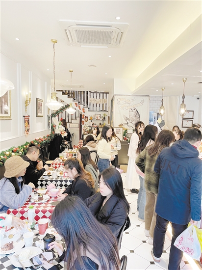 上個周末，不少人慕名前來SHERRY店鋪品嘗甜品。