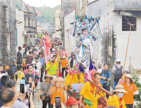 業(yè)內(nèi)人士建議把臺(tái)山浮石村飄色搬到江門市區(qū)，擴(kuò)大市場(chǎng)影響力。郭永樂