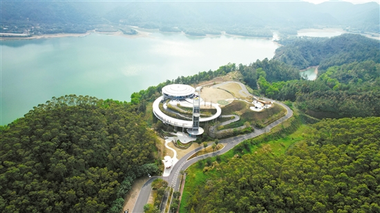 恩平黃金泉林小鎮(zhèn)飛行主題館是全國青少年無人機科學(xué)素質(zhì)等級考務(wù)中心、廣東省青少年科技教育基地、廣東省科普教育基地、廣東省航空飛行基地。
