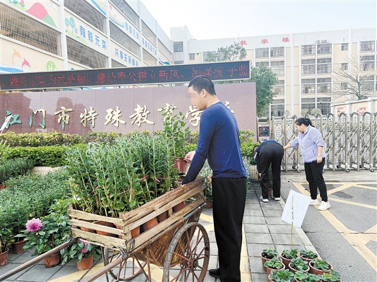 學生們搬運迎春花，為義賣作準備。