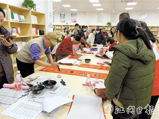 書法家現(xiàn)場書寫春聯(lián)，為退役軍人和群眾送上新春祝福。