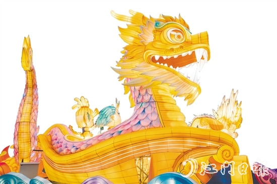 赤坎華僑古鎮(zhèn)內(nèi)的龍花燈，氣勢如虹，萌態(tài)可掬，把濃厚的春節(jié)氛圍拉滿，點(diǎn)亮了赤坎華僑古鎮(zhèn)的“夜景模式”。