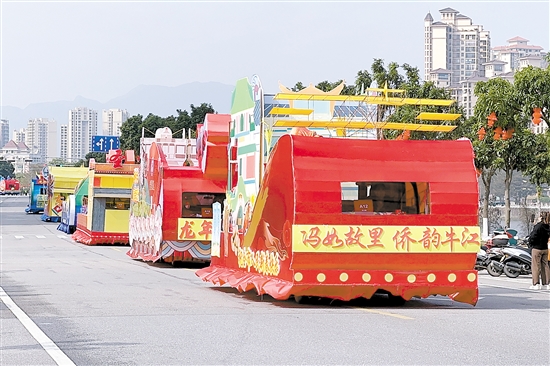 精心“打扮”的20輛花車行駛在錦江河岸。張安怡