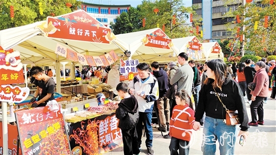 新會人民會堂廣場上，“新會太會了吧”年味潮流市集吸引了眾多游人。