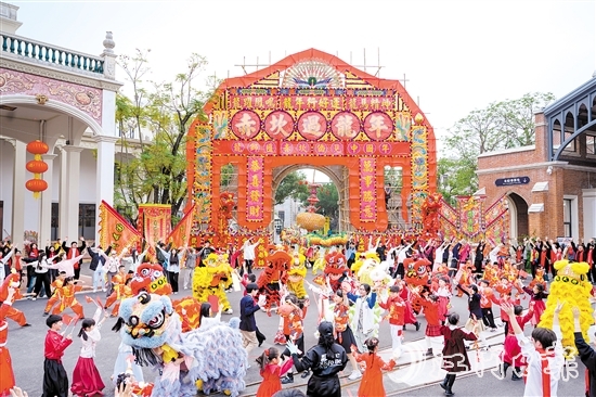 赤坎華僑古鎮(zhèn)以“赤坎過龍年”為主題，通過新中式氛圍裝飾與中西文化交融的演藝，為游客增添年味。