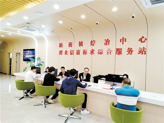 市民群眾在新會區(qū)睦洲鎮(zhèn)綜治中心辦理業(yè)務(wù)。