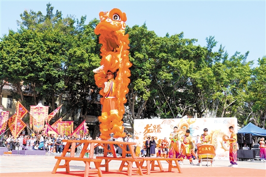 長(zhǎng)堤歷史文化街區(qū)舉行江門(mén)市龍獅巡游。圖為醒獅高樁表演。