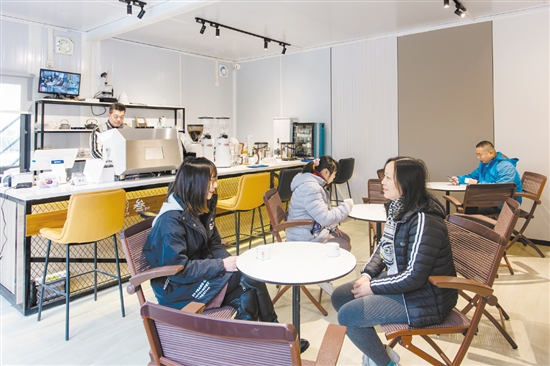 禮樂街道英南村新建的3.3咖啡屋，成了村民和游人的網(wǎng)紅打卡點(diǎn)。