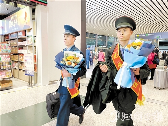 巧合的是，馮伙林（左）、吳永源乘坐了同一班飛機(jī)，更巧的是，他們相鄰而坐。
