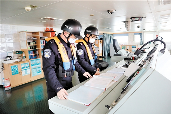 民警檢查船舶日志。