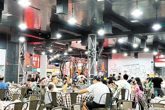 在餐飲行業(yè)“內(nèi)卷”之時(shí)，邑家人逆勢(shì)上行，做出特色，滿足消費(fèi)者的需求。