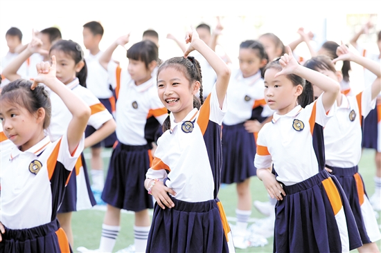 江海學子神采奕奕，朝氣蓬勃。