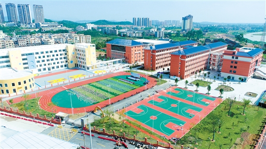 加大投入力度，深化綜合改革，為省基礎教育高質(zhì)量發(fā)展示范區(qū)的驗收做足準備。圖為恩平市實驗小學