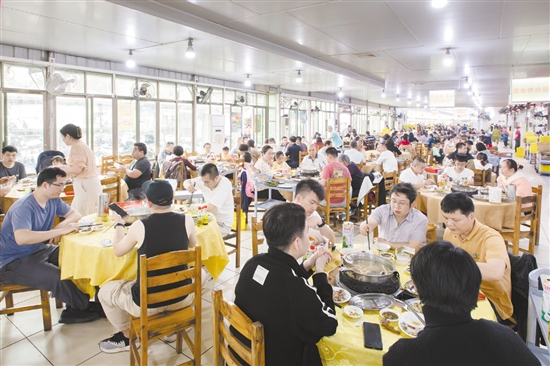 棠下鎮(zhèn)五洞牛肉美食街生意十分火爆，壯大了村集體經(jīng)濟，增加了村民收入。