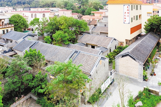 潮連人才島盧國沾祖居以盧國沾先生曾居住的房屋為核心，將周邊的7間古民居一起建成小組團(tuán)文旅空間。