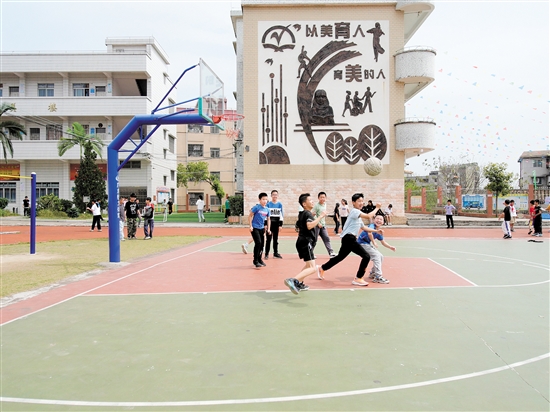 棠下鎮(zhèn)中心小學(xué)，課間不少學(xué)生來(lái)到操場(chǎng)打籃球。